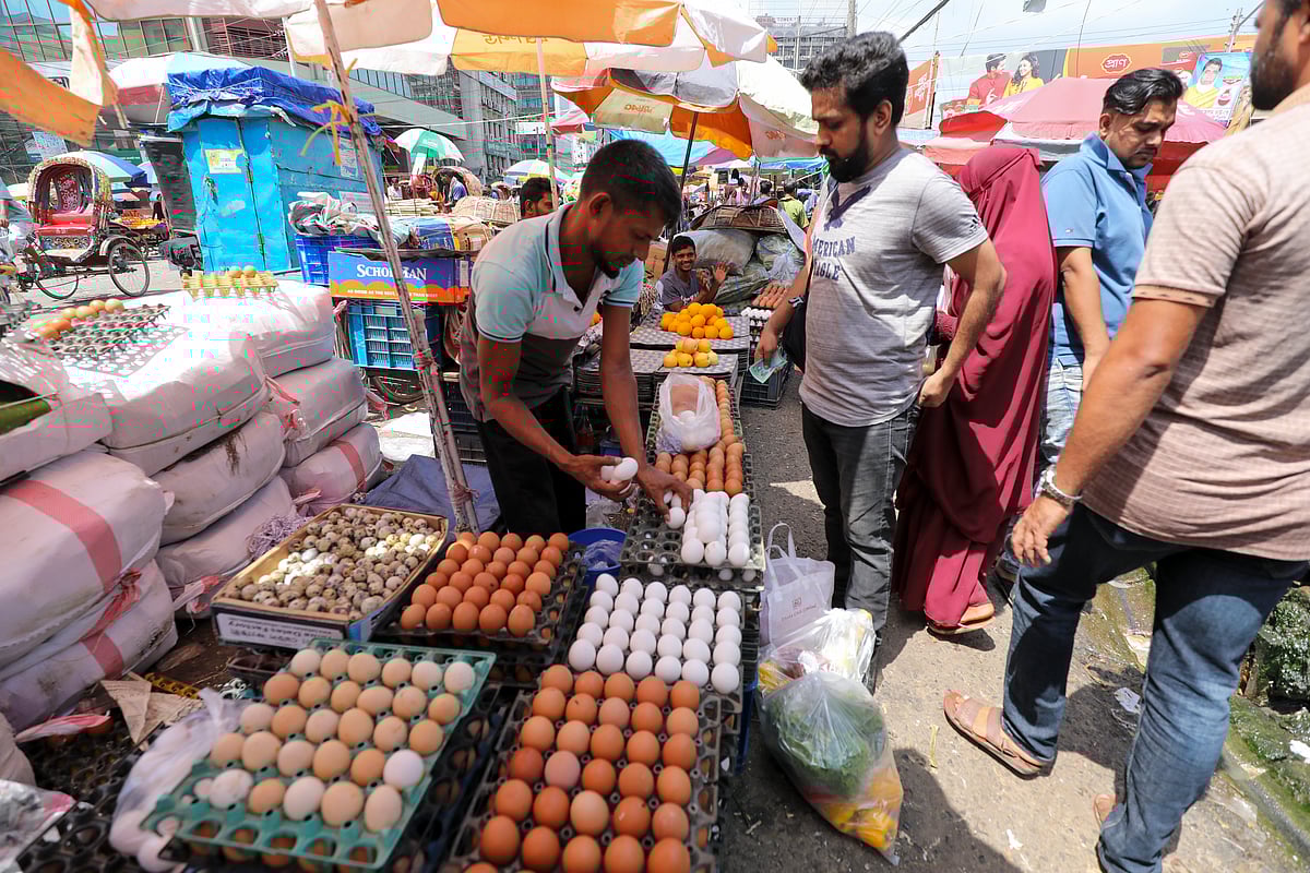 বাণিজ্য মন্ত্রণালয় প্রতিটি ডিমের দাম সর্বোচ্চ ১২ টাকা বেঁধে দেওয়ার পরও সাড়ে ১২ টাকায় বিক্রি হচ্ছে। হালি ৫০ টাকা। আজ শুক্রবার রাজধানীর কারওয়ান বাজারে