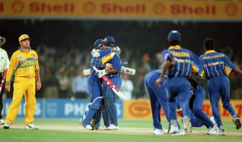 ১৯৯৬ বিশ্বকাপের ফাইনালে অস্ট্রেলিয়াকে হারিয়ে ট্রফি জেতে শ্রীলঙ্কা