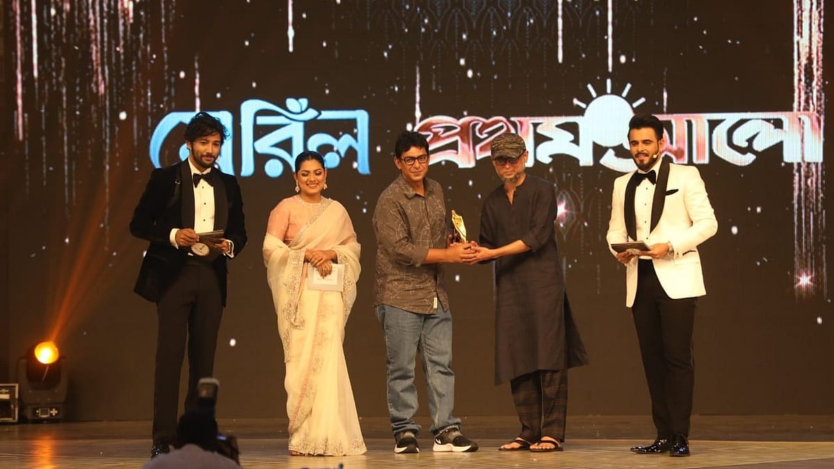 চঞ্চল চৌধুরীর হাতে পুরস্কার তুলে দেন নির্মাতা মোস্তফা সরয়ার ফারুকী।