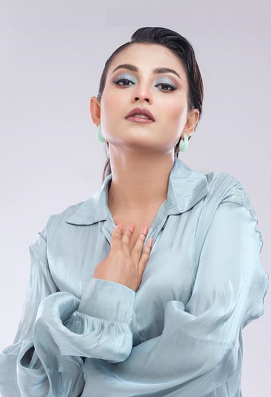 Televizorda erotik klub Fanny Hill filmidan erotik sahnalar