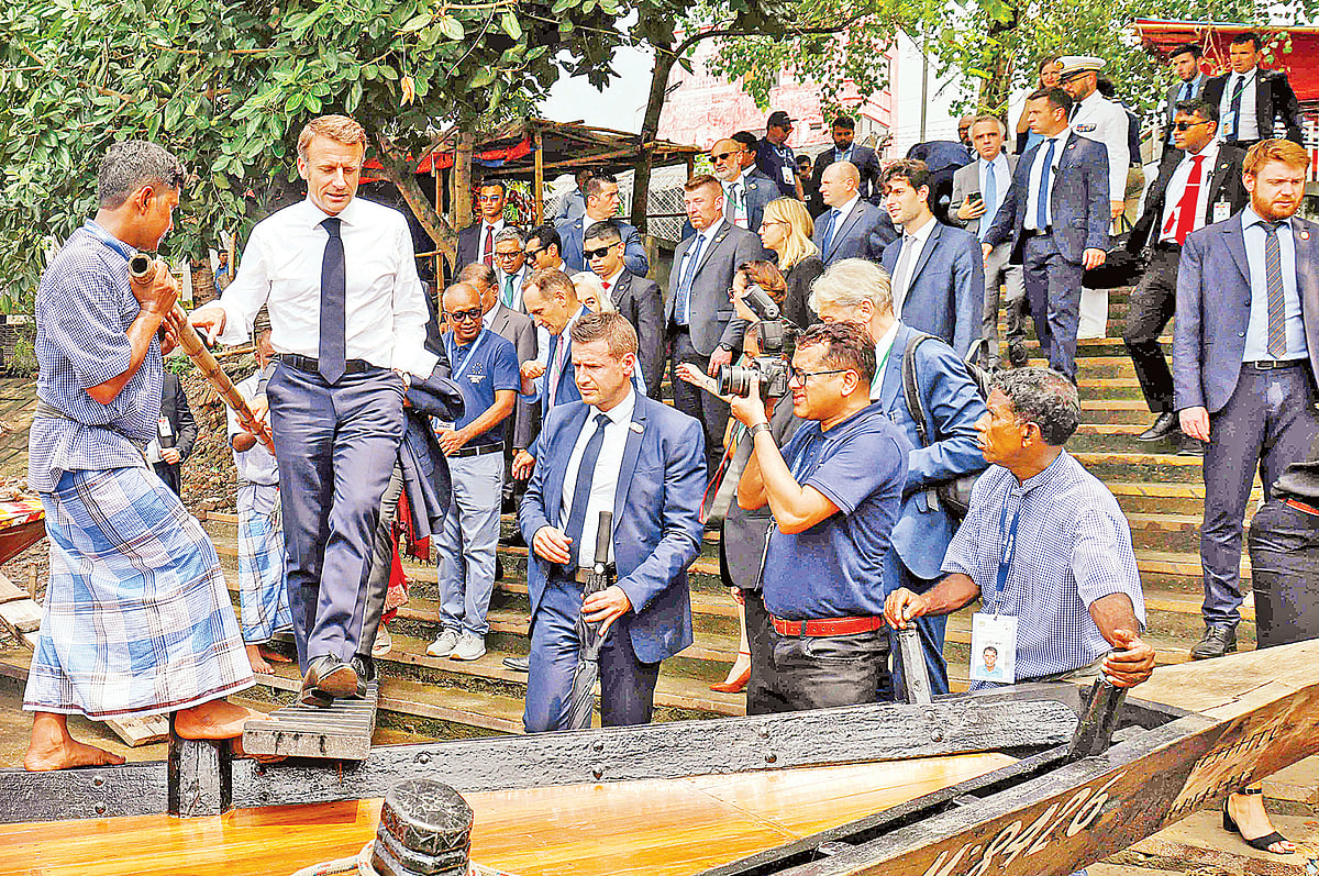 বাংলাদেশ সফরে এসে নৌকায় উঠলেন ফ্রান্সের প্রেসিডেন্ট এমানুয়েল মাখোঁ। এ নৌকায় চড়েই তুরাগ নদ ঘুরে দেখেন তিনি। গতকাল রাজধানীর মিরপুরের বড়বাজারে ইকোপার্ক ডক এলাকায়