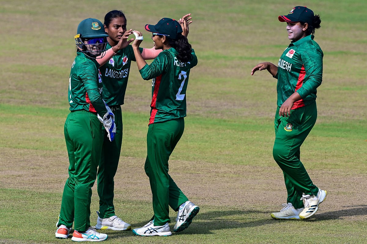 উইকেট নেওয়ার পর মারুফা আক্তারকে সতীর্থদের অভিনন্দন, হাংজুতে পাকিস্তানকে উড়িয়ে দিয়েছে বাংলাদেশ