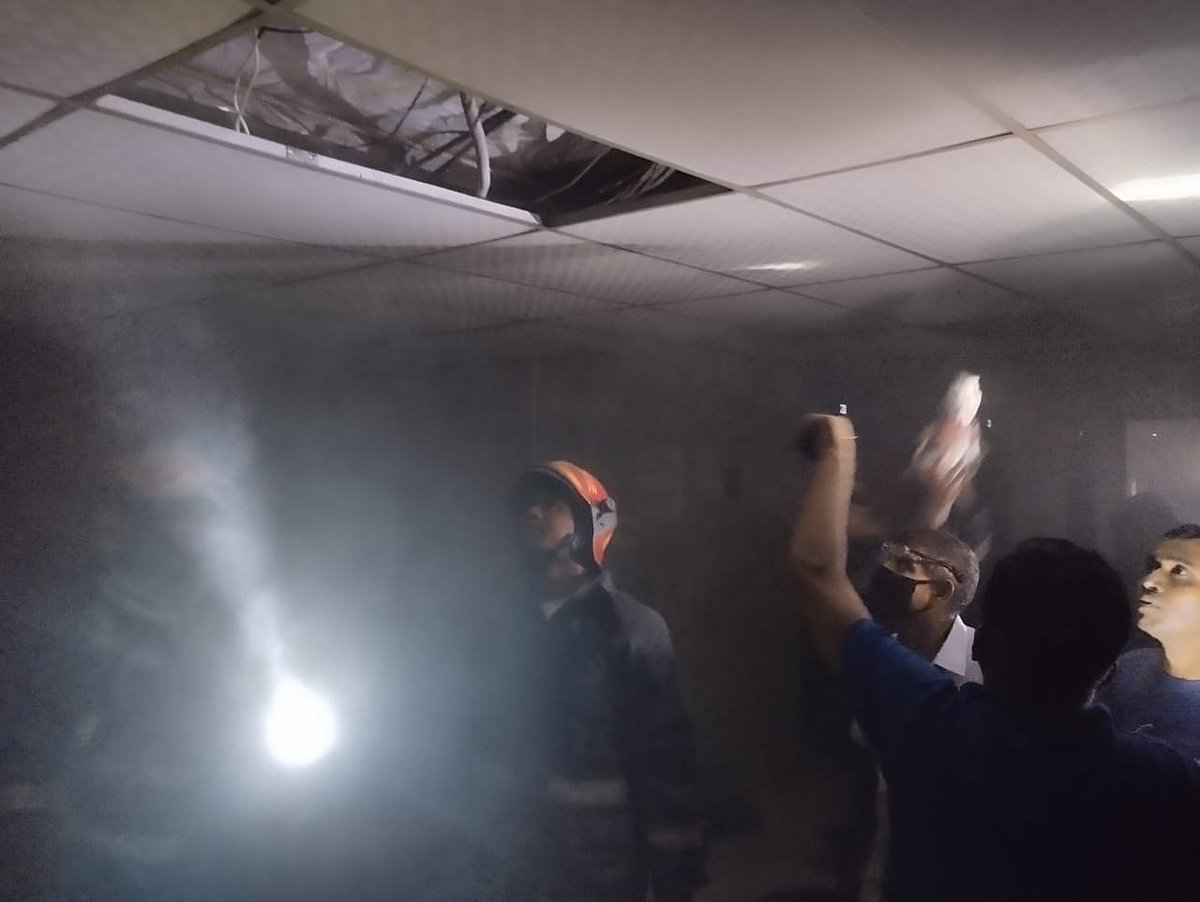 সেনা কল্যাণ ভবনের আগুন নিয়ন্ত্রণে আনার চেষ্টা করছেন ফায়ার সার্ভিসের কর্মীরা