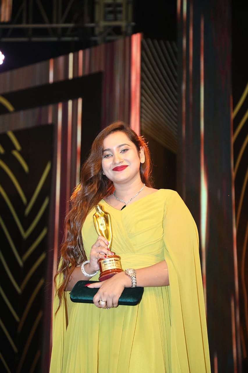 সেরা গায়িকার পুরস্কার পেলেন আতিয়া