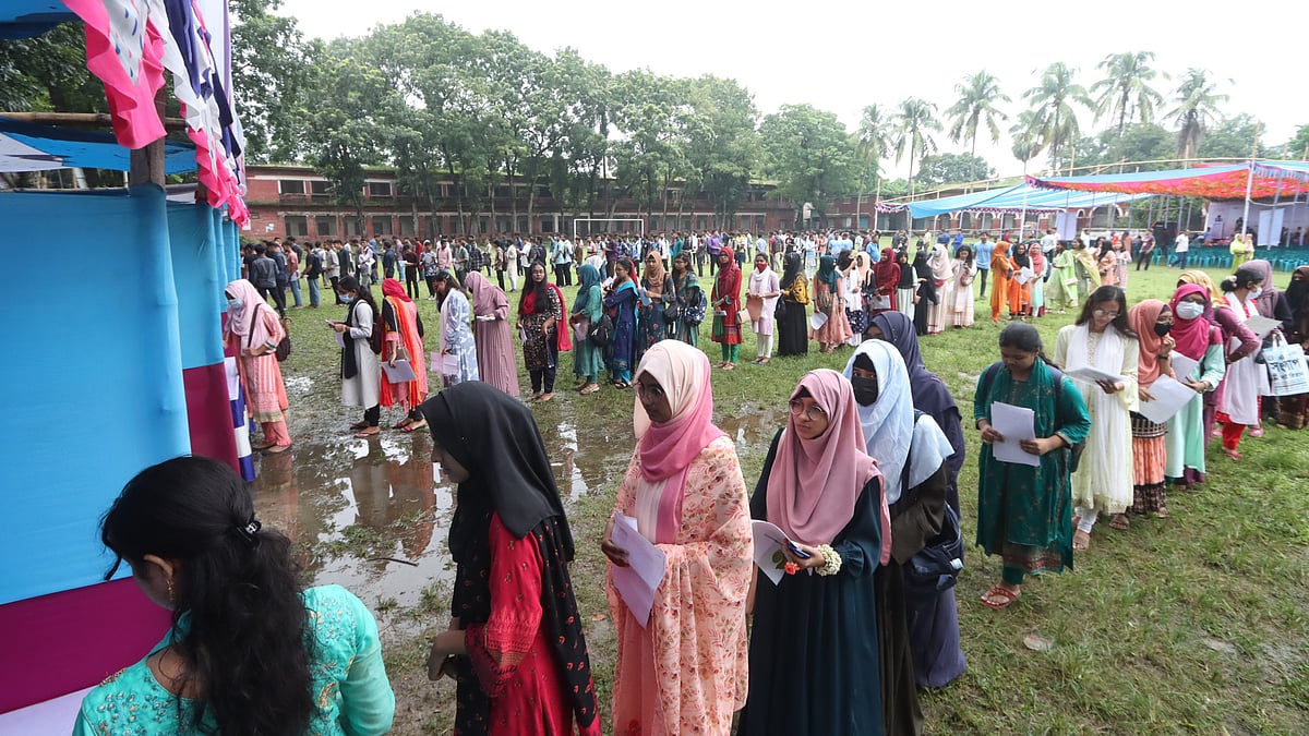 গাইবান্ধা সরকারি বালক উচ্চবিদ্যালয় মাঠে আজ শুক্রবার সকাল থেকে শুরু হয়েছে শিখো-প্রথম আলো জিপিএ–৫–প্রাপ্ত শিক্ষার্থীদের সংবর্ধনা