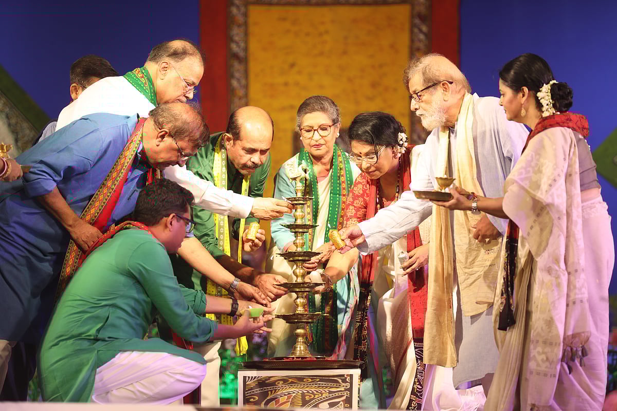 বৃক্ষরোপণ উৎসবের মধ্য দিয়ে স্থায়ী কার্যালয় স্থাপন কার্যক্রমের সূচনা করে সংগীত সংগঠন ‘সুরের ধারা’। মঙ্গল প্রদীপ জ্বালিয়ে অনুষ্ঠানের উদ্বোধন করা হয়। অনুষ্ঠানে জাতির জনক বঙ্গবন্ধু শেখ মুজিবুর রহমানের কনিষ্ঠ কন্যা শেখ রেহানাসহ অতিথি ও আয়োজকেরা। শুক্রবার রাজধানীর মোহাম্মদপুর বেড়িবাঁধের পাশে রামচন্দ্রপুরে