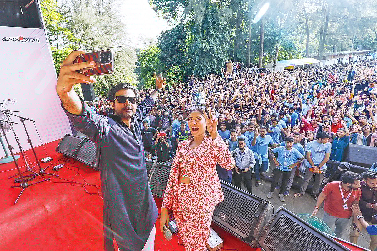 ছবি তুলে কৃতী শিক্ষার্থীদের আনন্দটা আরও বাড়িয়ে দিলেন অভিনয়শিল্পী আফরান নিশো ও মেহজাবীন চৌধুরী। গতকাল বিকেলে চট্টগ্রাম নগরের ফয়’স লেক কনকর্ড অ্যামিউজমেন্ট পার্কে জিপিএ-৫ প্রাপ্ত কৃতী সংবর্ধনা অনুষ্ঠানে