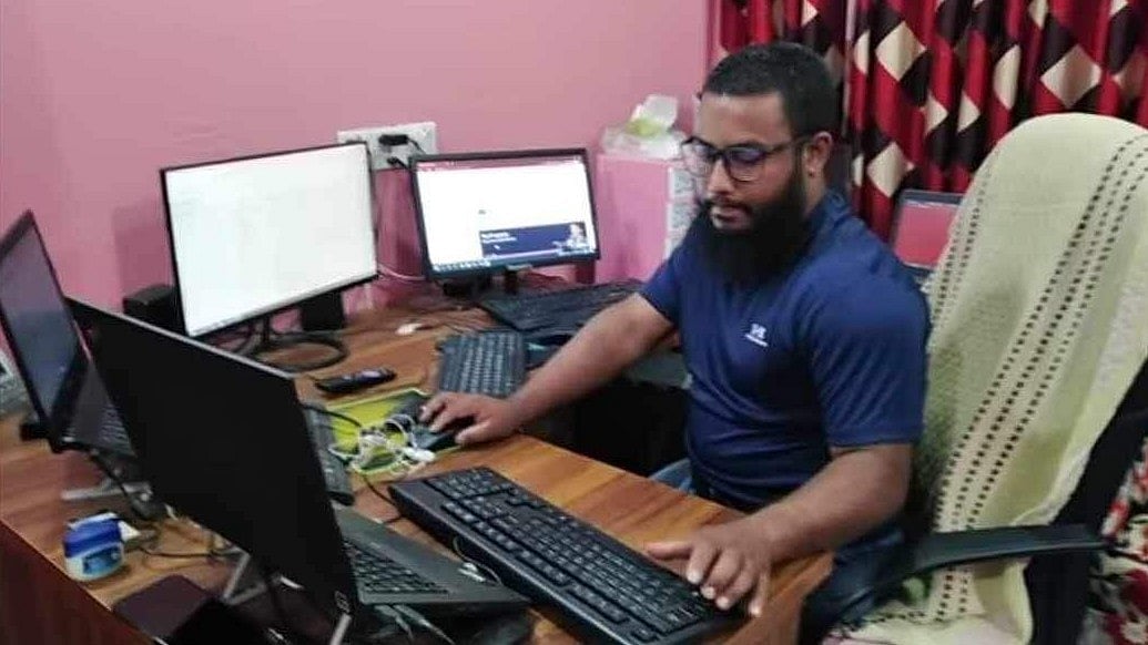 নিজ বাড়িতে আউটসোর্সিংয়ের কাজ করছেন মাইদুল ইসলাম