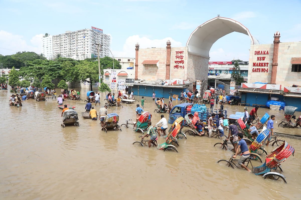 সড়কের পানি পেরিয়ে কেউ নিউমার্কেটের ভেতরেই ঢুকতে পারছেন না। ২২ সেপ্টেম্বর