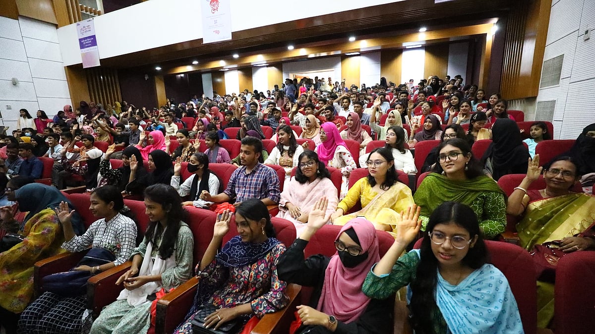 প্রথম আলোর আয়োজনে ও শিক্ষার ডিজিটাল প্ল্যাটফর্ম ‘শিখো’র পৃষ্ঠপোষকতায় হবিগঞ্জ শিল্পকলা একাডেমিতে আজ শনিবার শুরু হয়েছে জিপিএ-৫ পাওয়া কৃতী শিক্ষার্থীদের সংবর্ধনা। সংবর্ধনা অনুষ্ঠানে হাত উঁচিয়ে মাদক, মিথ্যা, মুখস্থকে ‘না’ বলে শিক্ষার্থীরা