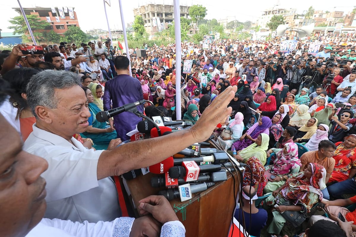 ঢাকা জেলা বিএনপির সমাবেশে বক্তব্য দিচ্ছেন আমির খসরু মাহমুদ চৌধুরী। আমিনবাজার, সাভার, ২৮ সেপ্টেম্বর