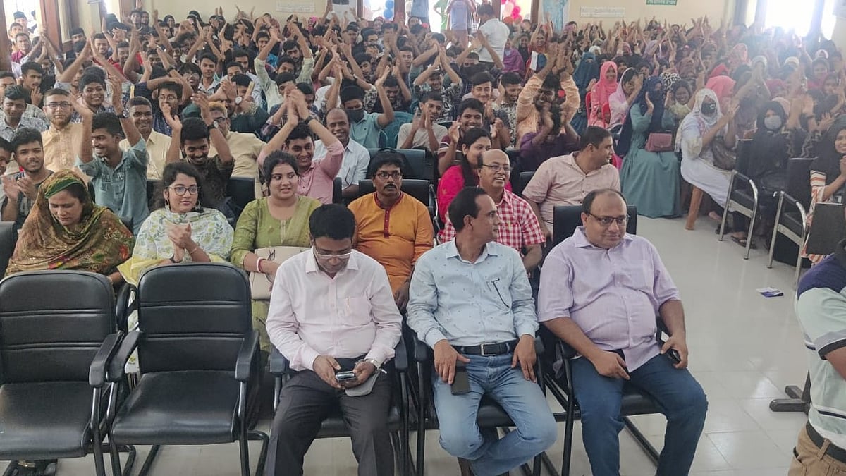 জয়পুরহাট শহরের উপজেলা পরিষদের মোহাম্মদ মুজিবর রহমান ঢালী স্মৃতি মিলনায়তনে চলছে শিখো-প্রথম আলোর জিপিএ-৫ কৃতী সংবর্ধনা অনুষ্ঠান