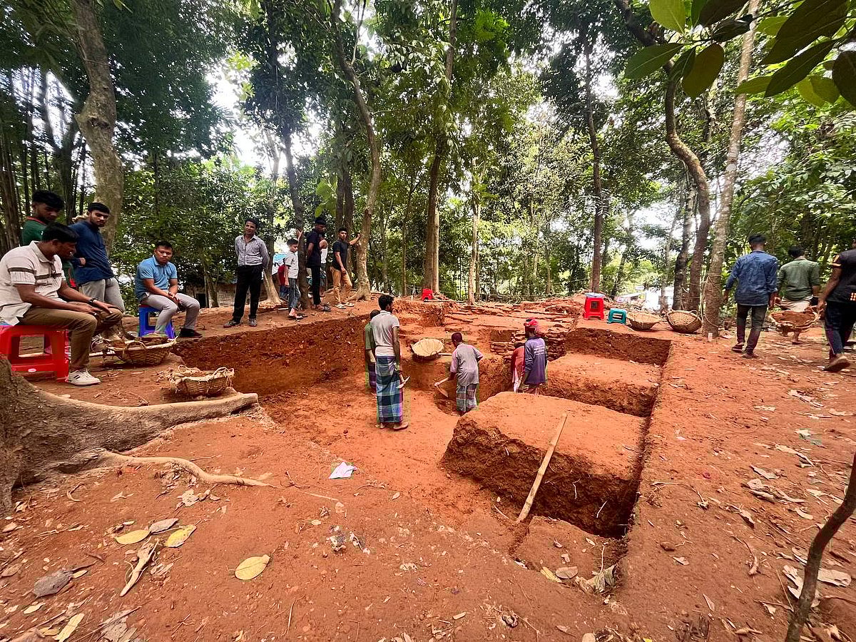 চট্টগ্রামের কর্ণফুলীর দেয়াঙ পাহাড়ে প্রত্নতাত্ত্বিক খনন ও অনুসন্ধানকাজ চলছে। খননের পর দেয়াল ও মেঝের অবয়ব ফুটে উঠতে শুরু করেছে