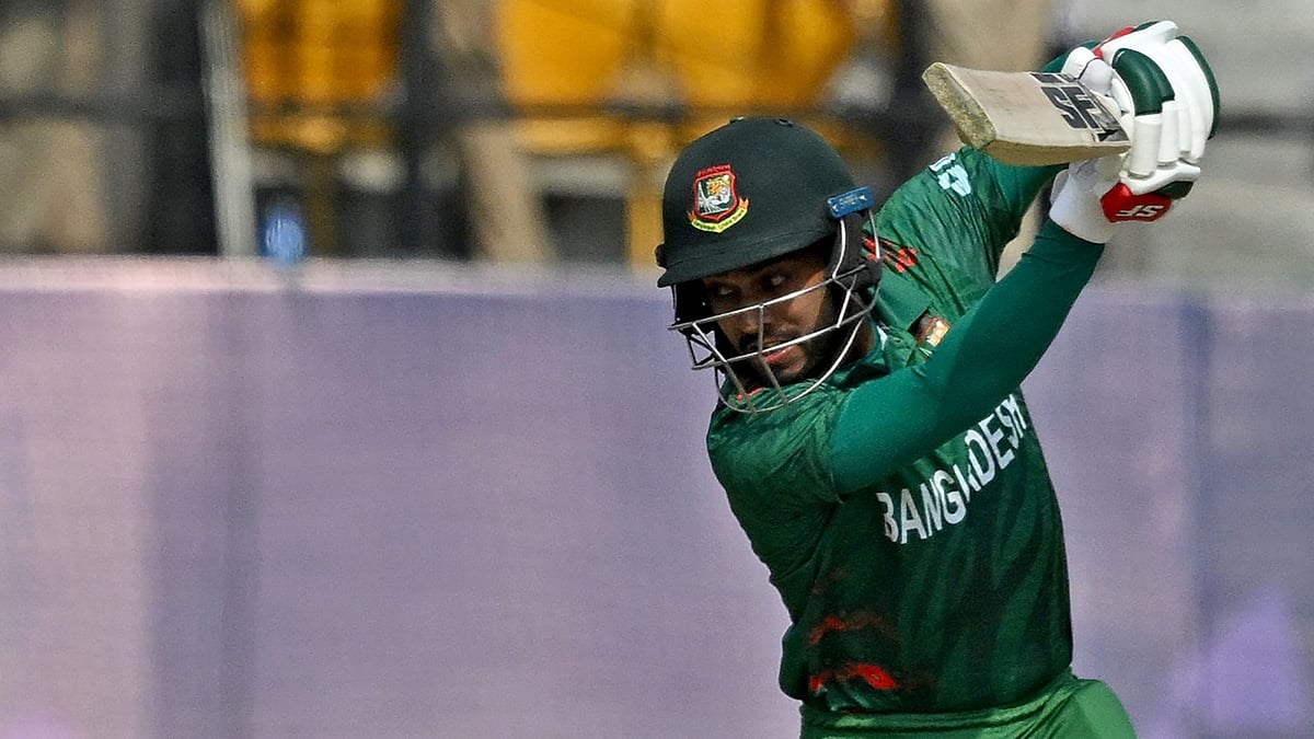 বাংলাদেশ দলে ব্যাটিংয়েও ভরসার নাম হয়ে উঠছেন মেহেদী হাসান মিরাজ