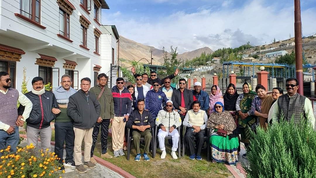 রাজশাহী সিটি করপোরেশনের প্যানেল মেয়র শরিফুল ইসলাম গতকাল শনিবার তাঁর ফেসবুক পোস্টে ভারত ভ্রমণের এই ছবিটি দিয়েছেন