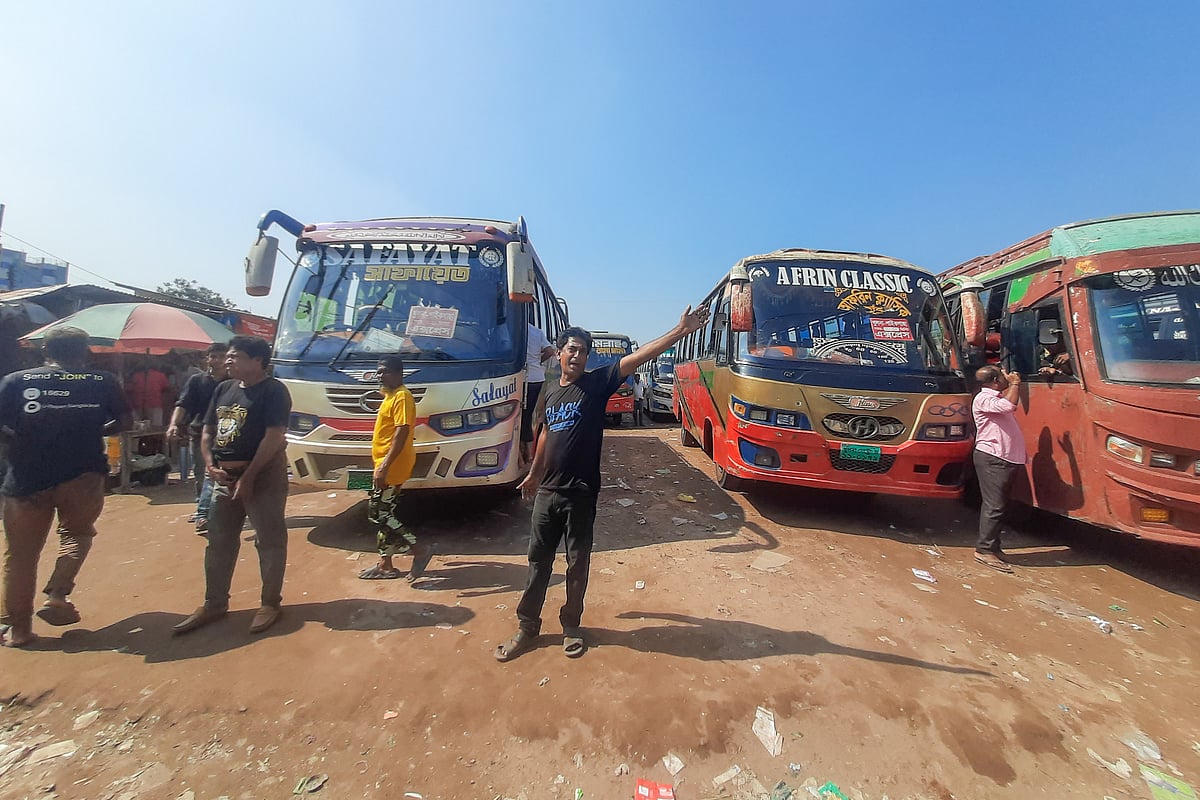 বিএনপি-জামায়াতের ডাকা অবরোধের প্রথম দিনে খুলনায় বাস চলচলেও যাত্রী ছিল অনেক কম। আজ মঙ্গলবার সকালে নগরের সোনাডাঙ্গা বাস টার্মিনালে