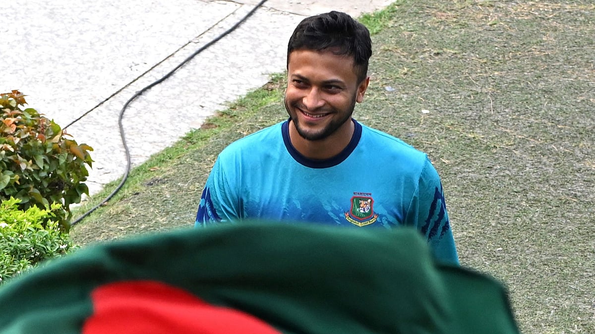 অনুশীলন শেষে হাসিমুখে মাঠ ছাড়ছিলেন অধিনায়ক সাকিব। গ্যালারিতে থাকা বাংলাদেশের এক সমর্থক সে সময় ওড়ালেন জাতীয় পতাকা। কলকাতায় আজ নেদারল্যান্ডসের বিপক্ষে ম্যাচ শেষেও নিশ্চয় এমন দৃশ্য দেখতে চাইবেন বাংলাদেশের ক্রিকেটপ্রেমীরা