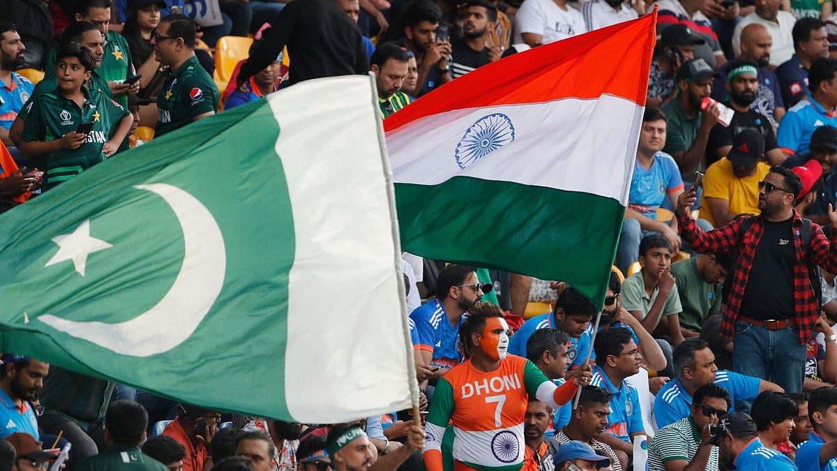 বিশ্বকাপে ভারত–পাকিস্তান ম্যাচ সামনে রেখে দুই দলের সমর্থকদের উন্মাদনা এখন তুঙ্গে