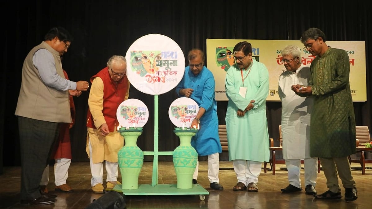 প্রদীপ জ্বালিয়ে গঙ্গা-যমুনা সাংস্কৃতিক উৎসব ২০২৩-এর উদ্বোধন করছেন সাংস্কৃতিক ব্যক্তিত্ব রামেন্দু মজুমদার ও সংস্কৃতি প্রতিমন্ত্রী কে এম খালিদ। উদ্বোধনী অনুষ্ঠানে আরও উপস্থিত ছিলেন সাংস্কৃতিক ব্যক্তিত্ব আসাদুজ্জামান নূর, মামুনুর রশীদ, বাংলাদেশ শিল্পকলা একাডেমির মহাপরিচালক লিয়াকত আলী লাকী প্রমুখ