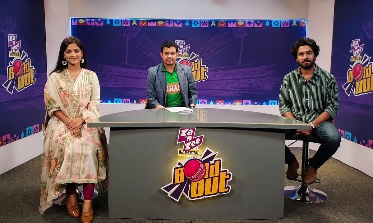 ‘বোল্ড আউট’ অনুষ্ঠানে উপস্থাপক আবু হেনা রনির সঙ্গে দুই অতিথি সাদিয়া আয়মান ও খায়রুল বাসার