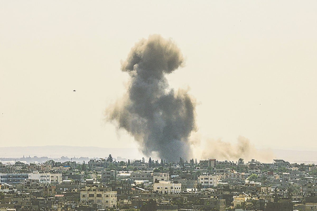 দক্ষিণ গাজায় ইসরায়েলি বাহিনীর ক্ষেপণাস্ত্র হামলা