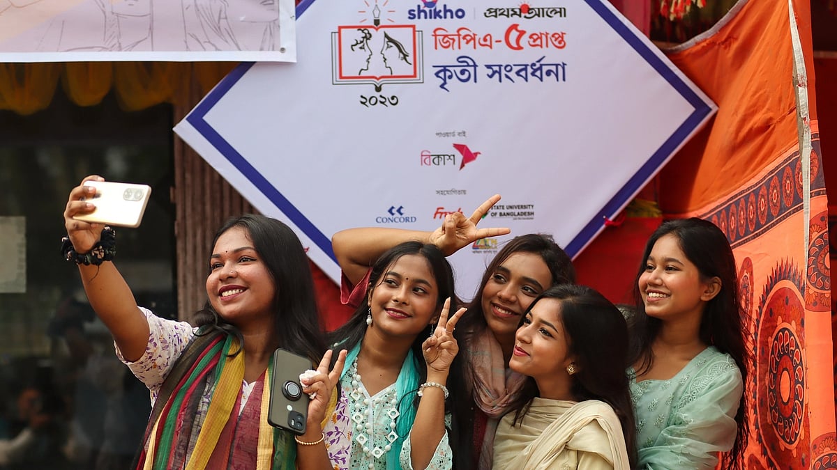 মুঠোফোনে সেলফি তুলে আর বন্ধুদের সঙ্গে হইহুল্লোড় করে অনুষ্ঠানস্থল মাতিয়ে রাখে শিক্ষার্থীরা। আজ মঙ্গলবার সকাল ১০টার দিকে শহরের টিঅ্যান্ডটি সড়কের ফাতেমা কনভেনশন সেন্টার প্রাঙ্গণে