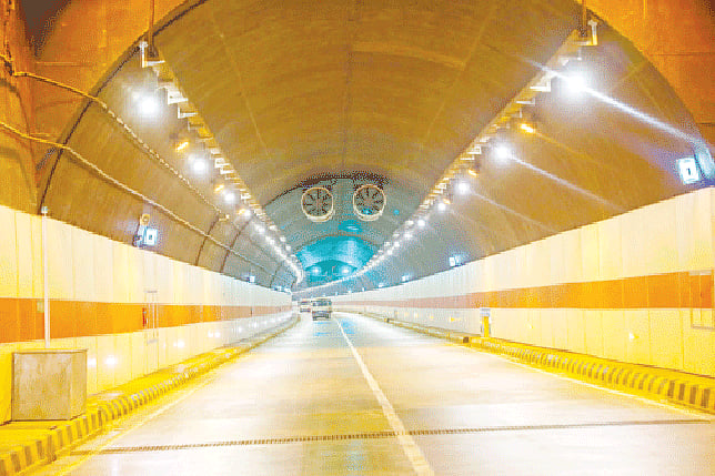 ১৪ কারণে লোকসান গুনছে
চট্টগ্রামের কর্ণফুলী টানেল