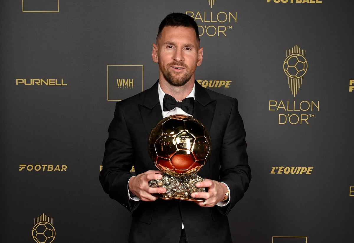 অষ্টম ব্যালন ডি’অর জিতেছেন মেসি