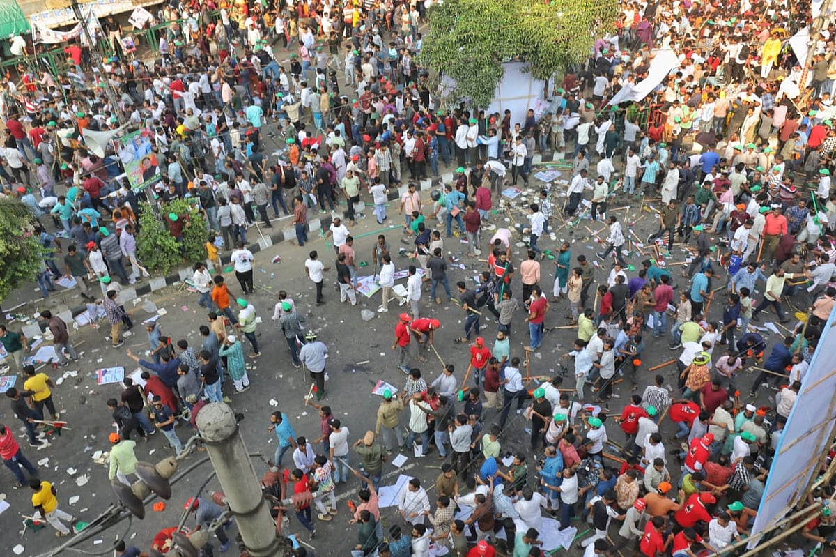 আজ শনিবার বেলা দুইটার দিকে আওয়ামী লীগের শান্তি ও উন্নয়ন সমাবেশের মঞ্চের কাছে দলের দুই পক্ষের নেতাকর্মীদের মারামারির ঘটনা ঘটে