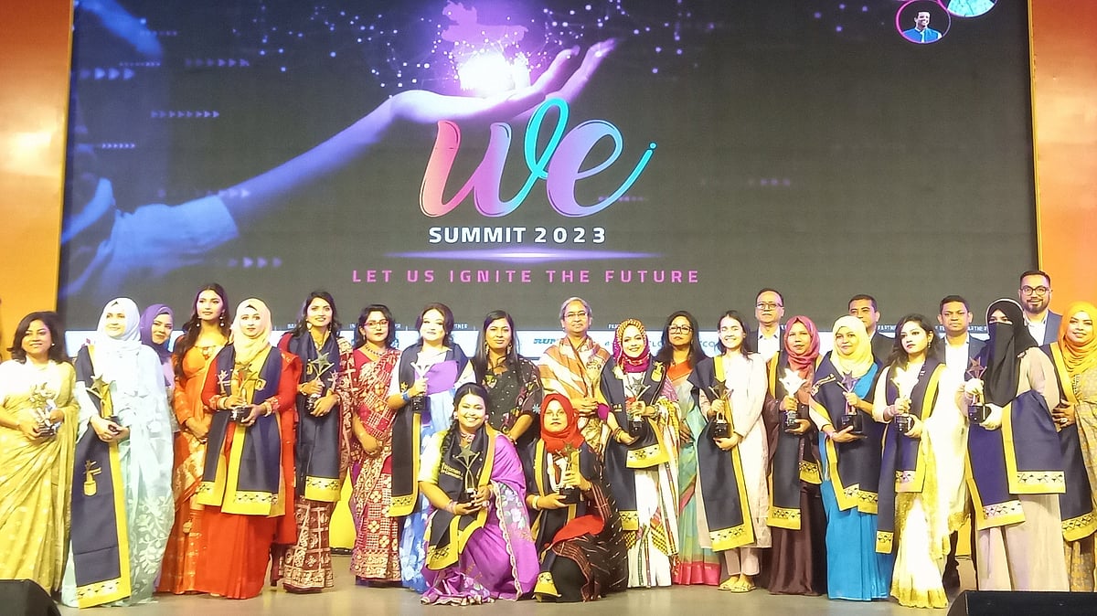 উই সামিটের সমাপনী দিনে জয়ী পুরস্কার ও সম্মাননাপ্রাপ্তদের সঙ্গে অতিথিরা