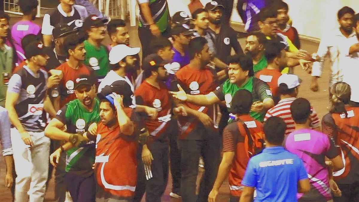 পরিচালক দীপংকর দীপন ও মোস্তফা কামাল রাজের দলের খেলোয়াড়দের মধ্যে অপ্রীতিকর ঘটনা ঘটে