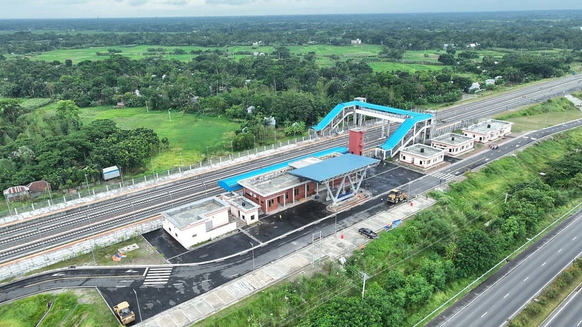 মাদারীপুরের শিবচর উপজেলার কুতুবপুর এলাকায় নির্মাণ করা হয়েছে পদ্মার দক্ষিণ পাড়ের প্রথম স্টেশন পদ্মা স্টেশন