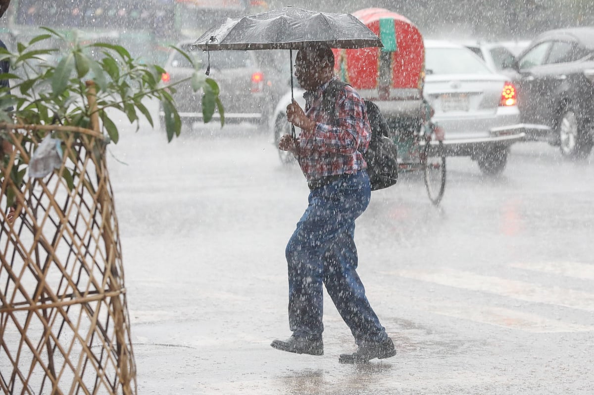 ঢাকাসহ দেশের বিভিন্ন স্থানে কয়েক দিন ধরে বৃষ্টি হচ্ছে