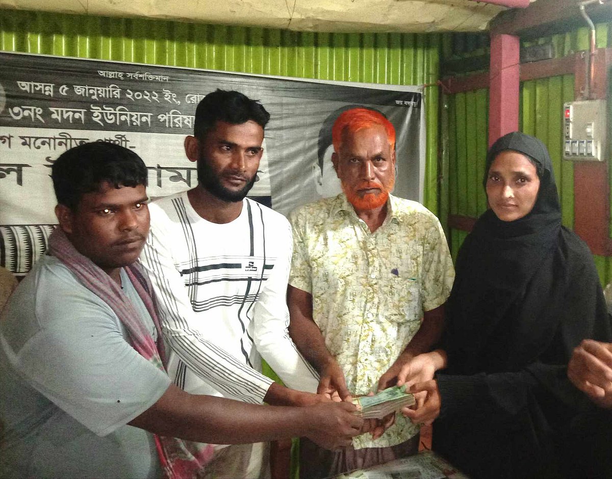 নেত্রকোনায় কুড়িয়ে পাওয়া টাকার ব্যাগ ফেরত দিলেন ইজিবাইকচালক | প্রথম আলো