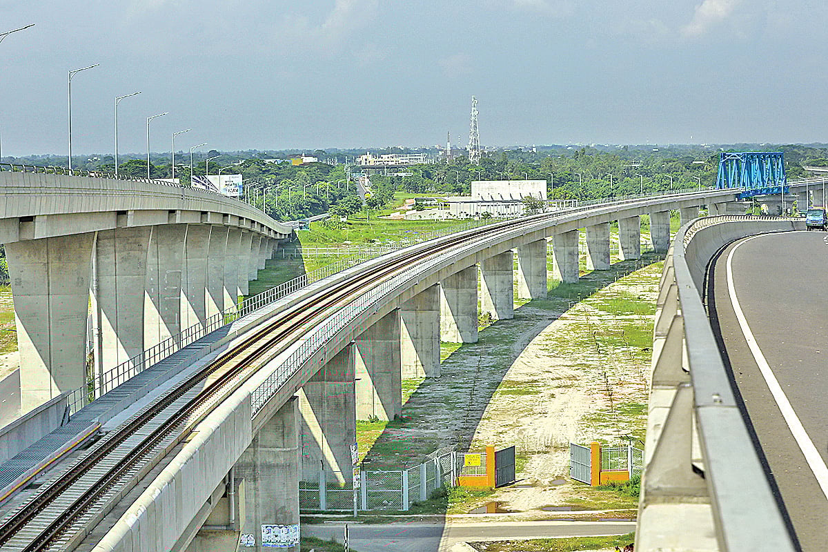 দক্ষিণের পথে চালু হতে যাওয়া রেলপথটি।  রোববার মুন্সিগঞ্জের মাওয়ায়