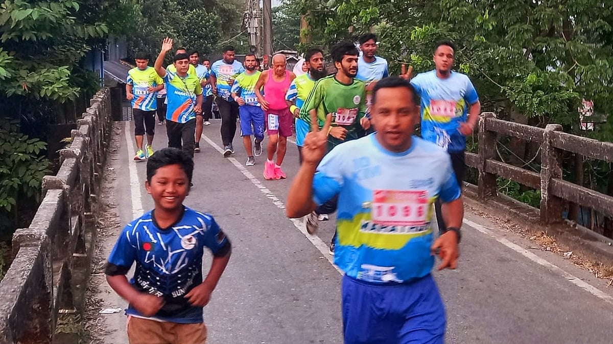 সুনামগঞ্জ রানার্স কমিউনিটির উদ্যোগে জেলায় প্রথমবারের মতো হাফ ম্যারাথন অনুষ্ঠিত হয়। শুক্রবার সকাল সুনামগঞ্জ-দোয়ারাবাজার সড়কে