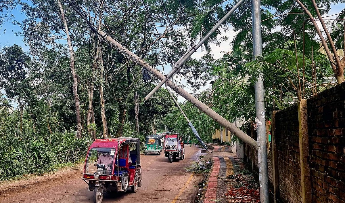 কক্সবাজার শহরের সার্কিট হাউস সড়কে উপড়ে পড়েছে বিদ্যুতের খুঁটি।  অনেক জায়গায় এমনটা হওয়ায় জেলার প্রায় সাড়ে চার লাখ গ্রাহক বিদ্যুৎ–বিচ্ছিন্ন হয়ে পড়েন। ২৫ অক্টোবর