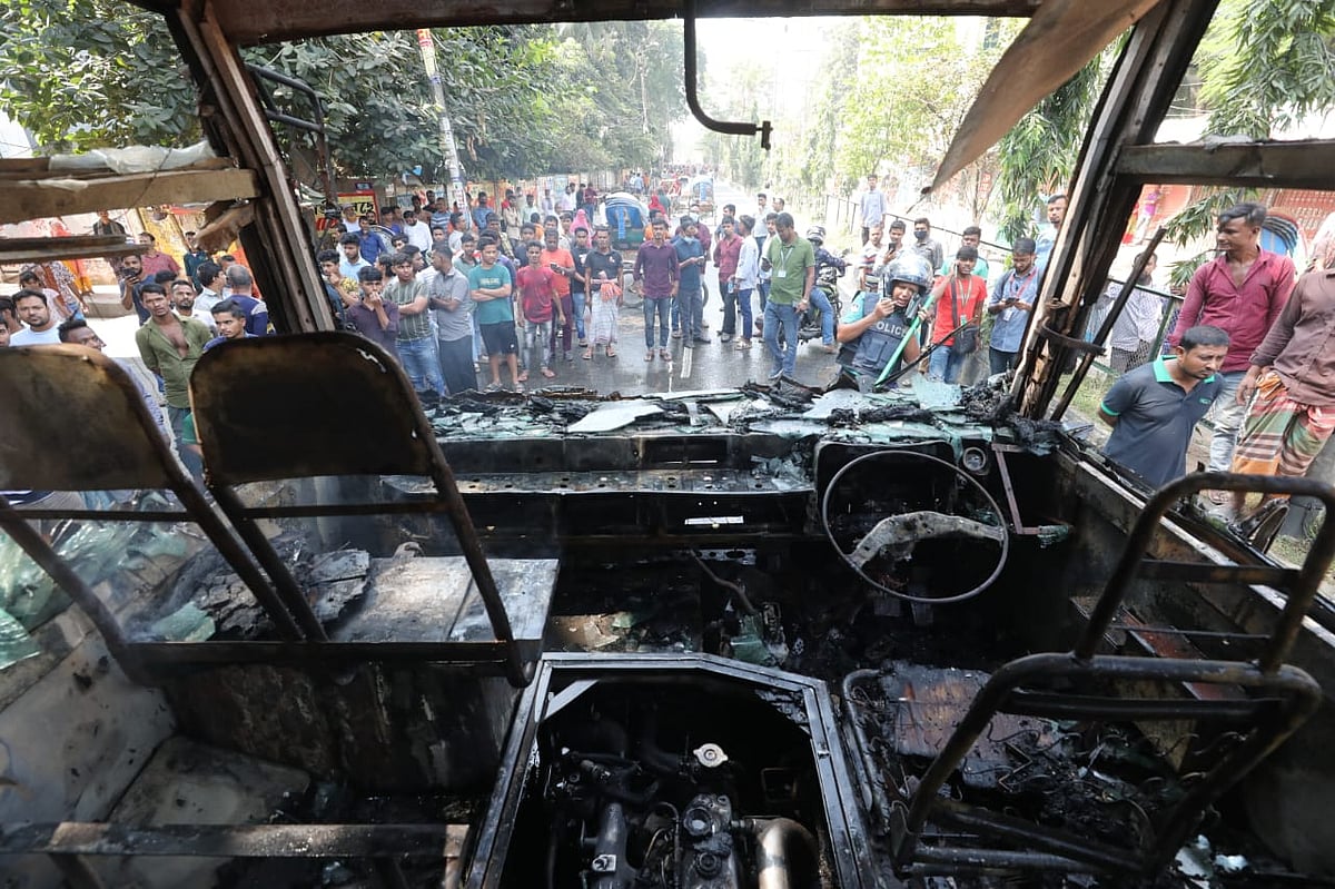 মোহাম্মদপুরের টাউন হল বাজারে আজ রোববার সকাল ১০টা ২২ মিনিটে বাসে আগুন দেওয়া হয়েছে