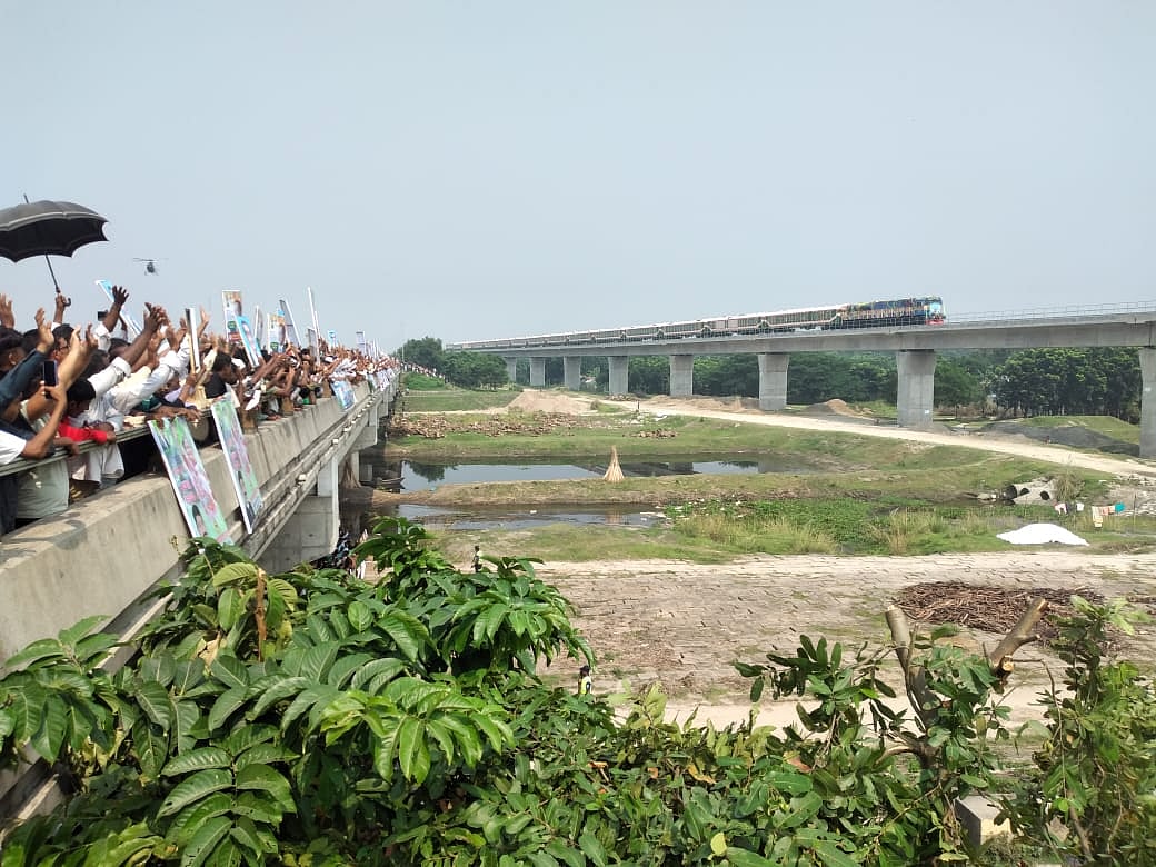 শরীয়তপুরের জাজিরা উপজেলার নাওডোবা এলাকা অতিক্রম করার সময় স্থানীয়রা প্রধানমন্ত্রীকে হাত নেড়ে শুভেচ্ছা জানান