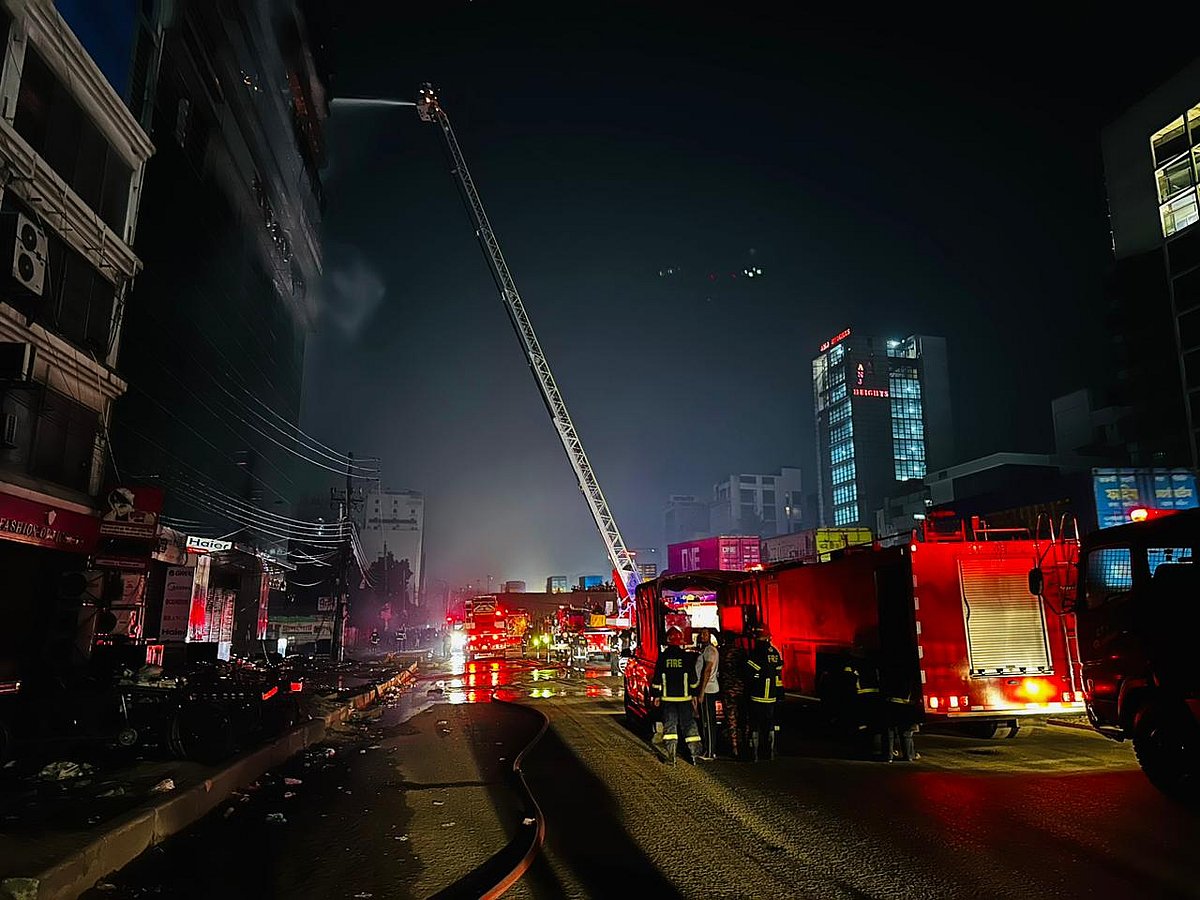 নিয়ন্ত্রণে এসেছে সাইদ গ্র্যান্ড সেন্টারের আগুন। উত্তরা, ঢাকা, ১১ অক্টোবর