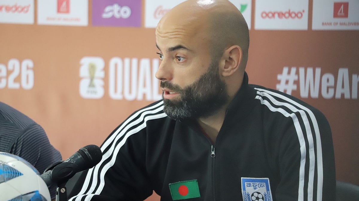 সংবাদ সম্মেলনে বাংলাদেশ জাতীয় ফুটবল দলের কোচ হাভিয়ের কাবরেরা