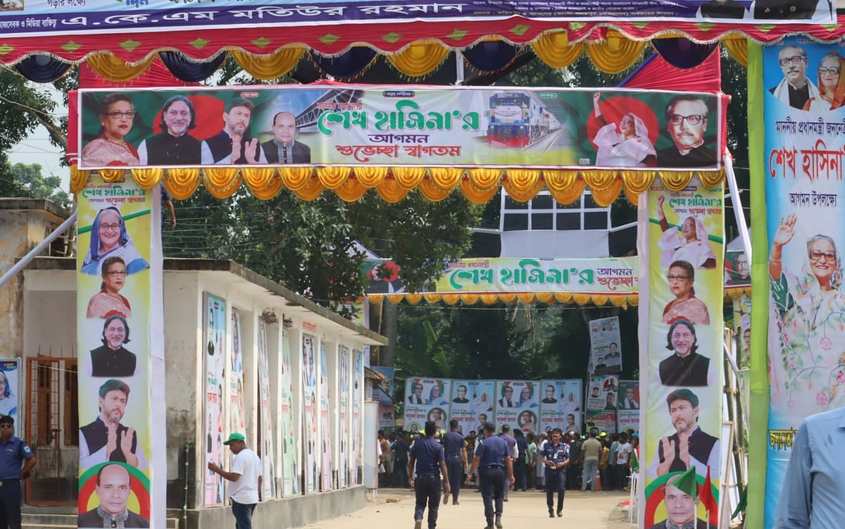 প্রধানমন্ত্রীকে বরণ করে নিতে ভাঙ্গা উপজেলার বিভিন্ন এলাকায় নির্মাণ করা হয়েছে তোরণ