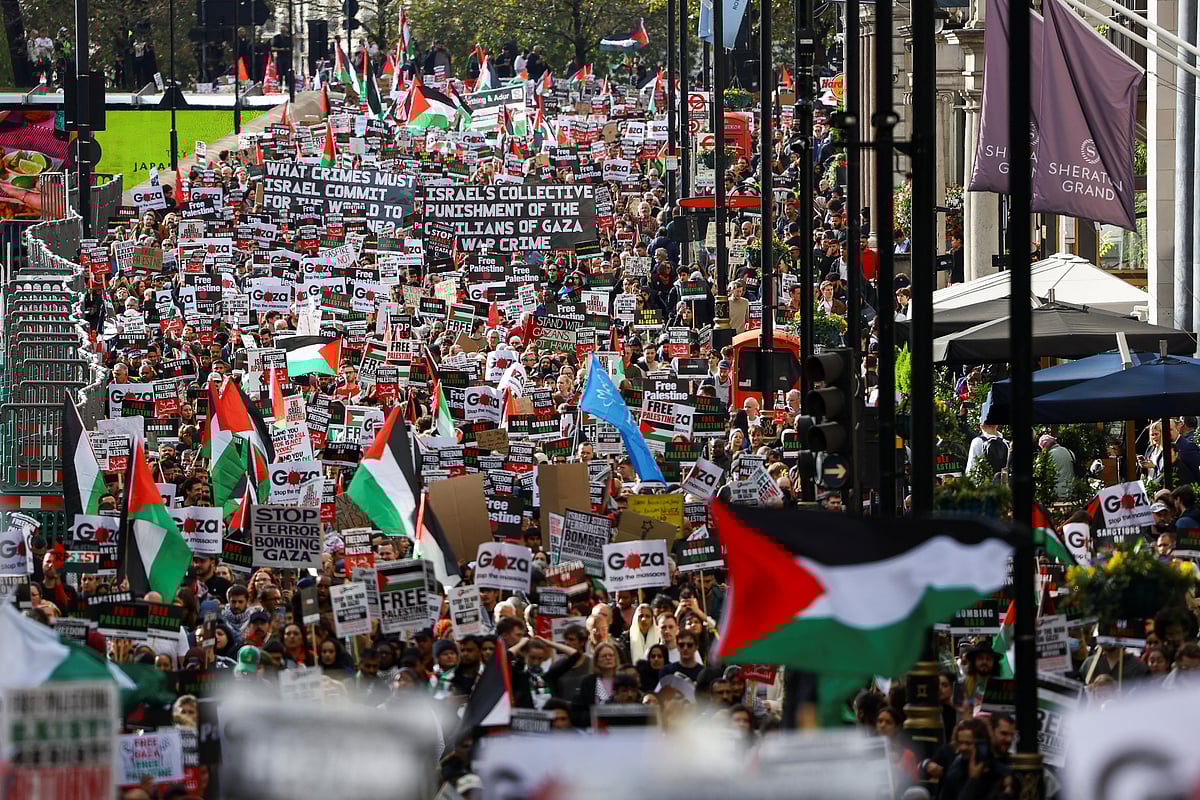 ফিলিস্তিনের পক্ষে বিক্ষোভে অংশ নেন লাখো মানুষ। লন্ডন, যুক্তরাজ্য, ২১ অক্টোবর