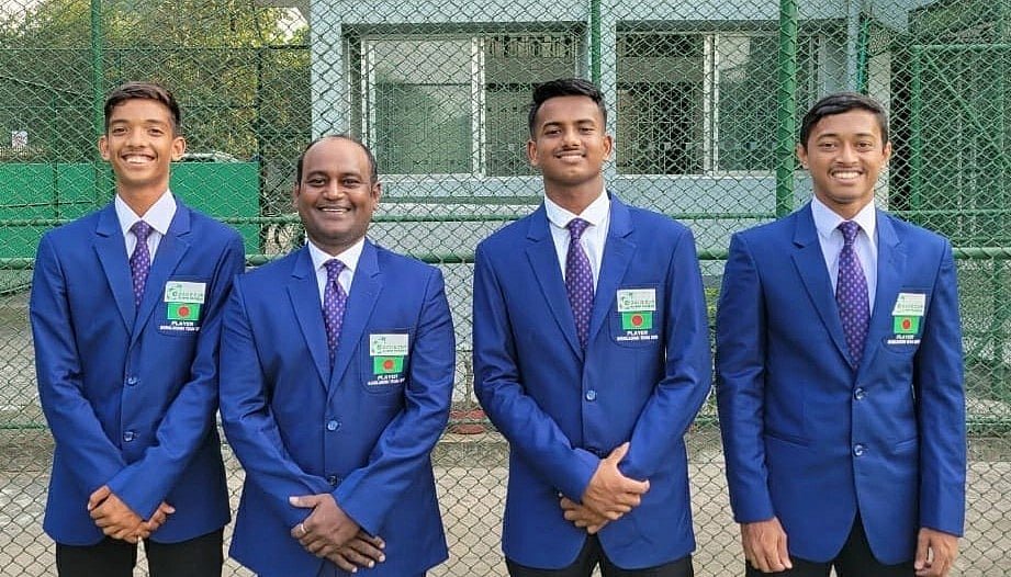 বাহরাইনে ডেভিস কাপ খেলতে যাওয়া বাংলাদেশ টেনিস দল। বাঁ থেকে জারিফ আবরার, রঞ্জন রাম, মোহাম্মদ সায়েম এবং মাহাদি হাসান