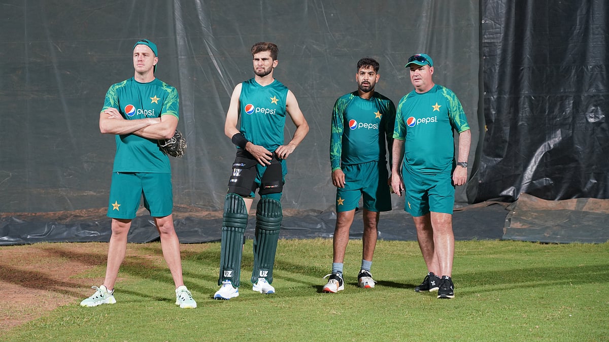 পাকিস্তান দলের অনুশীলনে দুই পেসার শাহিন আফ্রিদি ও হারিস রউফের সঙ্গে ক্রিকেট পরিচালক মিকি আর্থার (ডানে) ও পেস বোলিং কোচ মরনে মরকেল (বাঁয়ে)