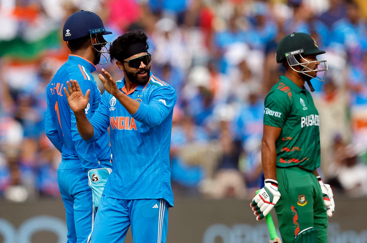 আউট হয়ে ফিরছেন নাজমুল