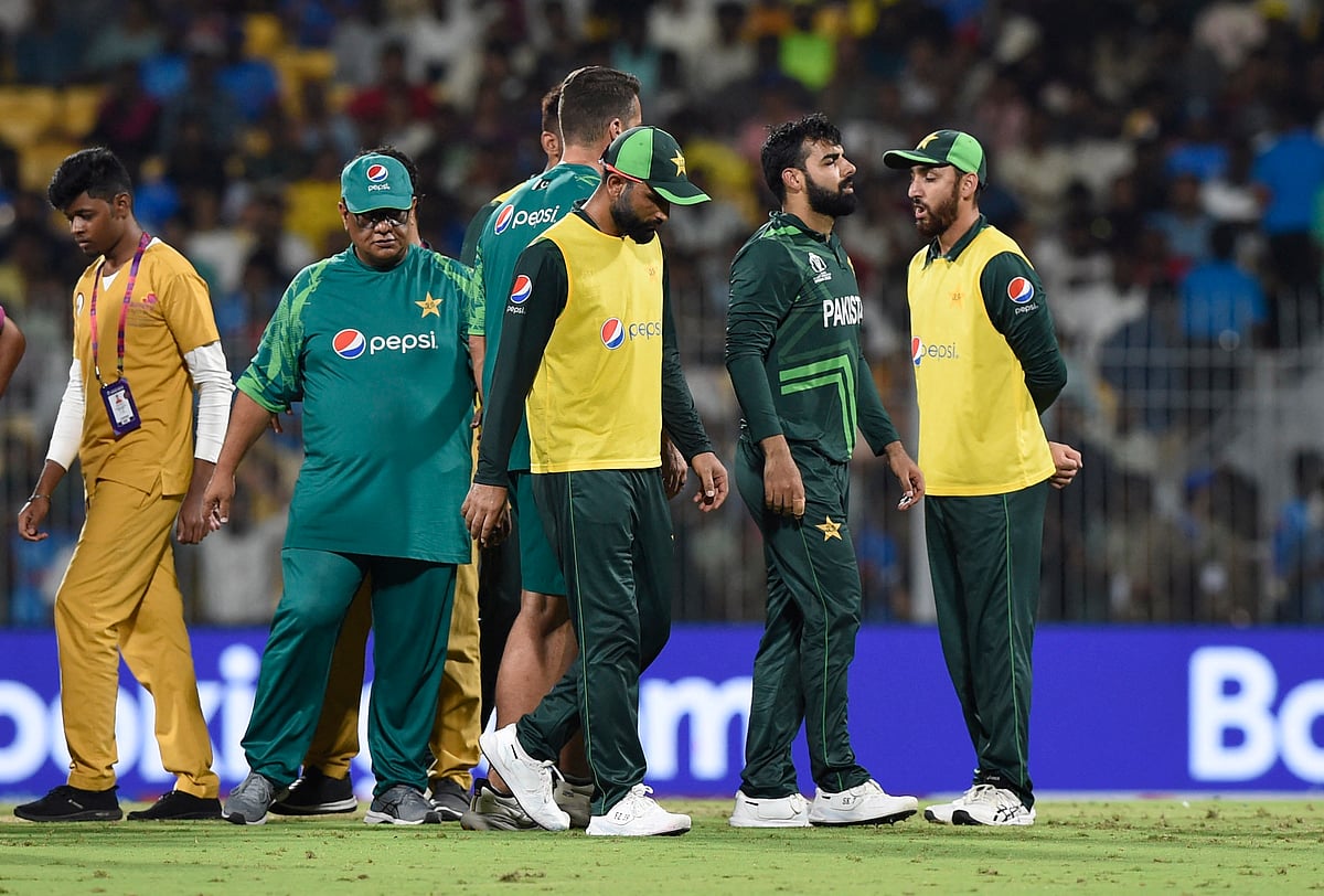 মাথায় চোট পেয়ে মাঠ ছেড়েছেন শাদাব খান