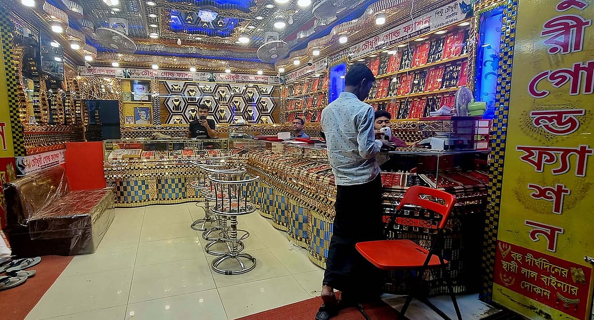 বিদ্যুতের আলোয় গভীর রাতেও বড়ঘোপ বাজারে স্বর্ণের দোকানে বেচাবিক্রি। রোববার রাতে