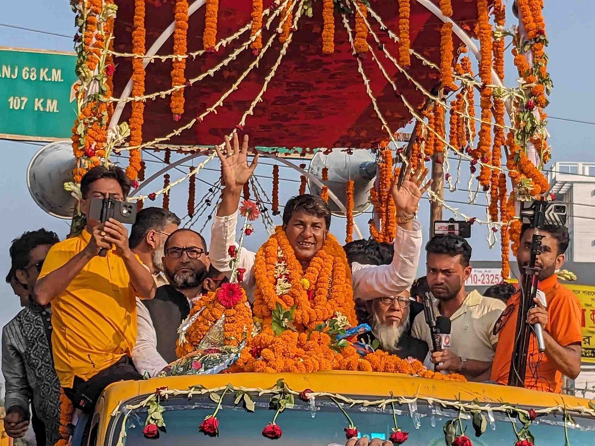 আচরণবিধি লঙ্ঘন করে সংসদ সদস্য শফিকুল ইসলামের মোটর শোভাযাত্রা। এ সময় নৌকা প্রতীকের পক্ষে বিভিন্ন ধরনের স্লোগান দেওয়া হয়। মঙ্গলবার বিকেলে নাটোর শহরে