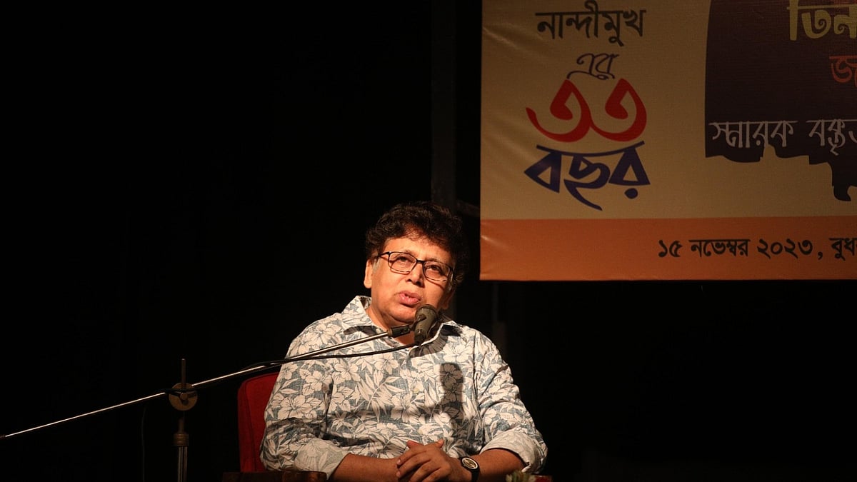 নান্দীমুখের ৩৩ বছর পূর্তি উপলক্ষে হাবিব তানভির স্মারক বক্তব্য পাঠ করেন আশিস গোস্বামী। গতকাল চট্টগ্রাম নগরের জেলা শিল্পকলা একাডেমির গ্যালারি হলে। ছবি: জুয়েল শীল